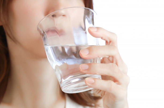 水を飲む女性の画像