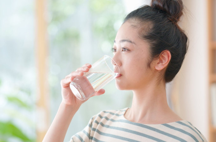 水を飲む女性の画像